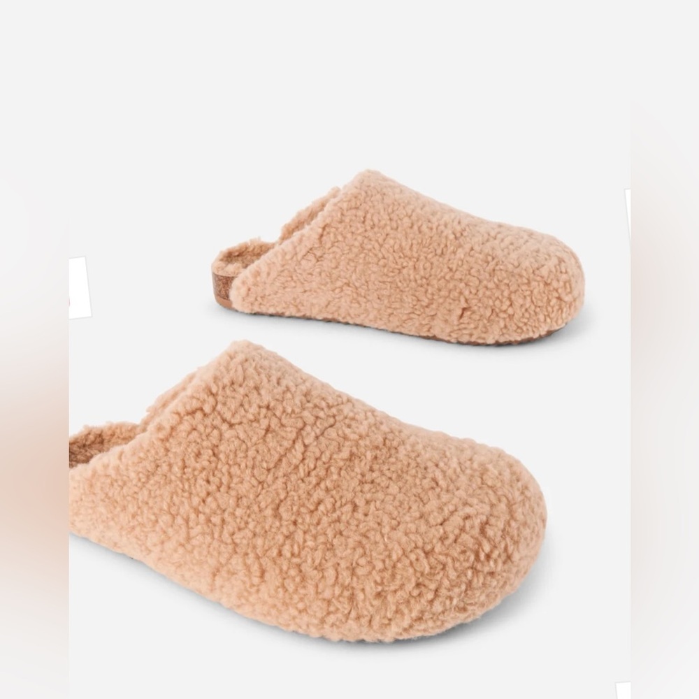INTENTIONALLY BLANK Apres Slipper. NEW IN ORIGINAL
PACKAGING. Size 6. - Picture 2 of 9